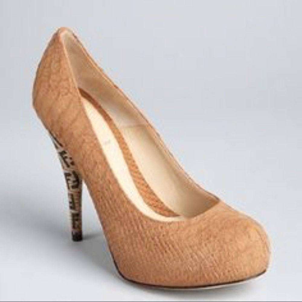 Fendi nude snake embossed logo heel pump